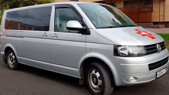 Санитарный автомобиль TaxiMed — Volkswagen Caravelle с красным крестом